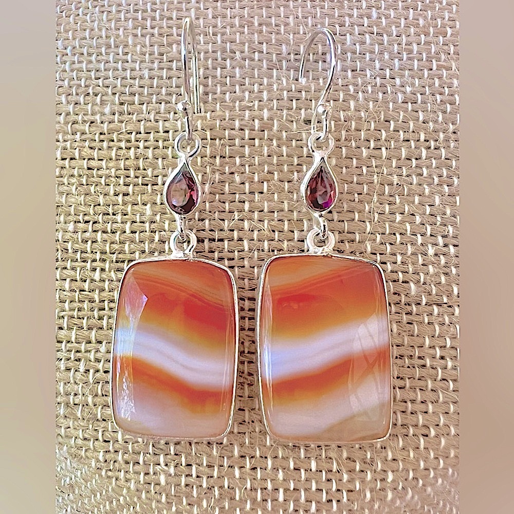 Banded Lake Superior Agate Pierced Earrings w/Garnet Accent Stones, NWOT!